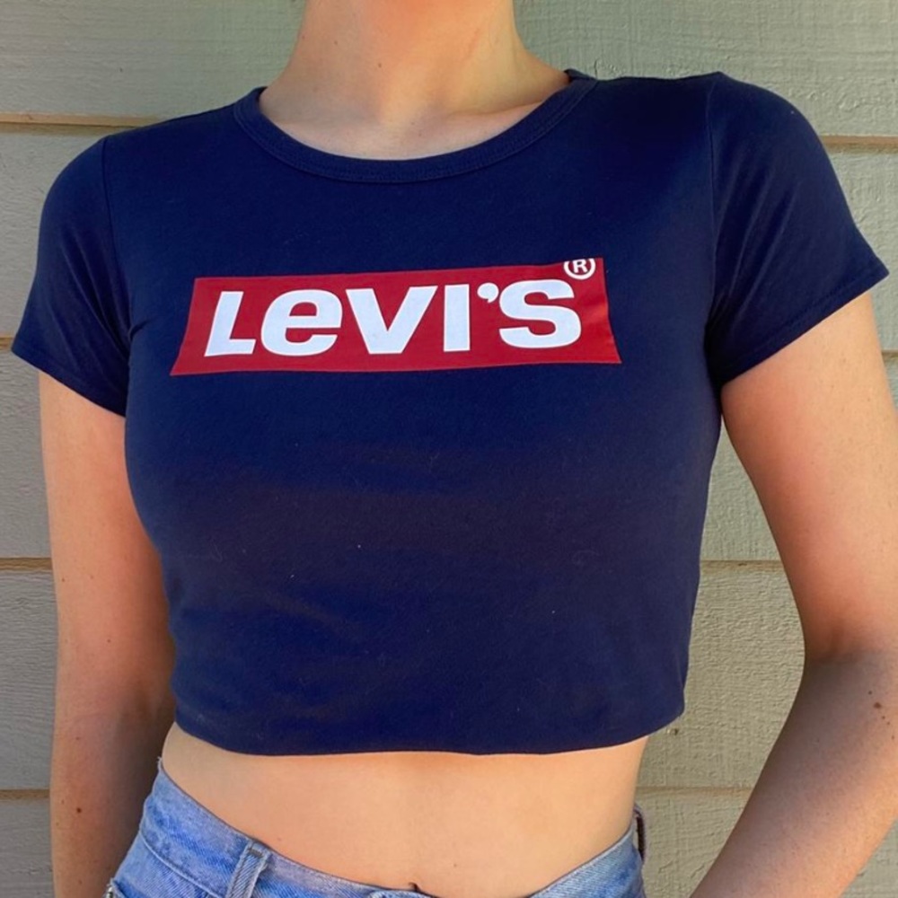 Levi’s baby tee 🛸 😁 🧘🏻‍♀️
